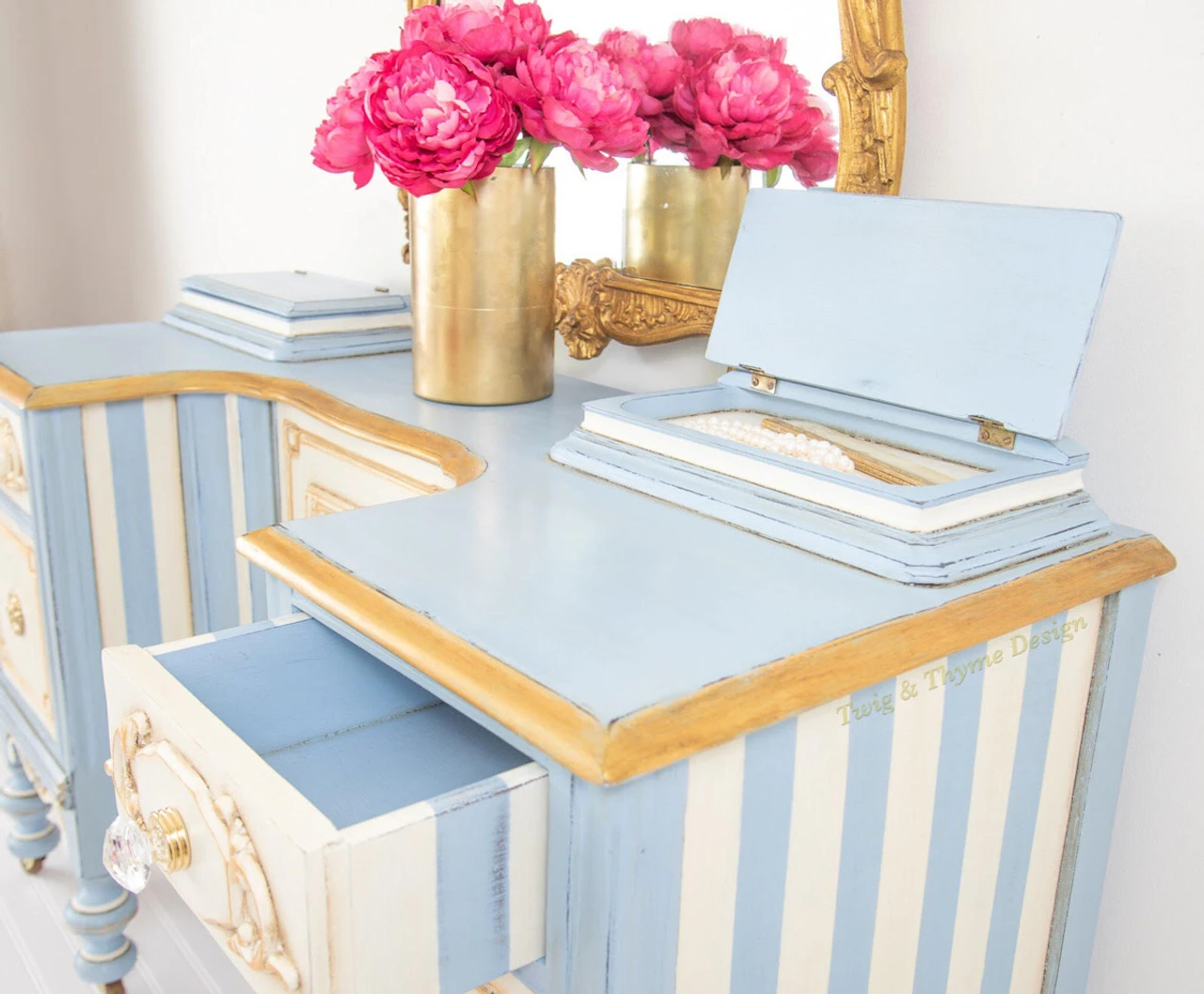 1-3/8" Diamond Cut Acrylic Knob With Large Three Ring Brass Base 6 1-3/8" Diamond Cut Acrylic Knob With Large Three Ring Brass Base - Image 6