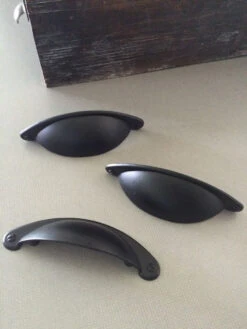 2-1/2" Country Store Cup Pull Matte Black -D'Lawless Hardware Shop flat black country store cup pull 64mm p2636 blk 7 08666.1658242047